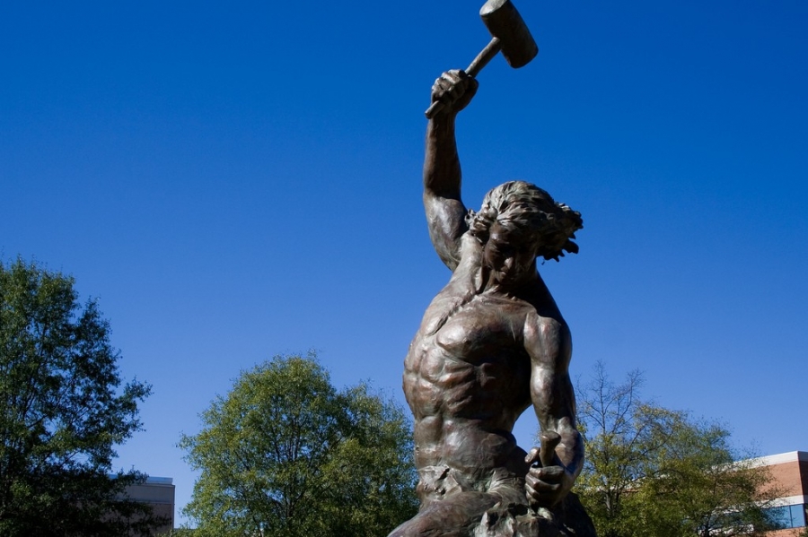 Self Made Man - Estátua no Campos da Universidade de Charlotte - Carolina do Norte - EUA